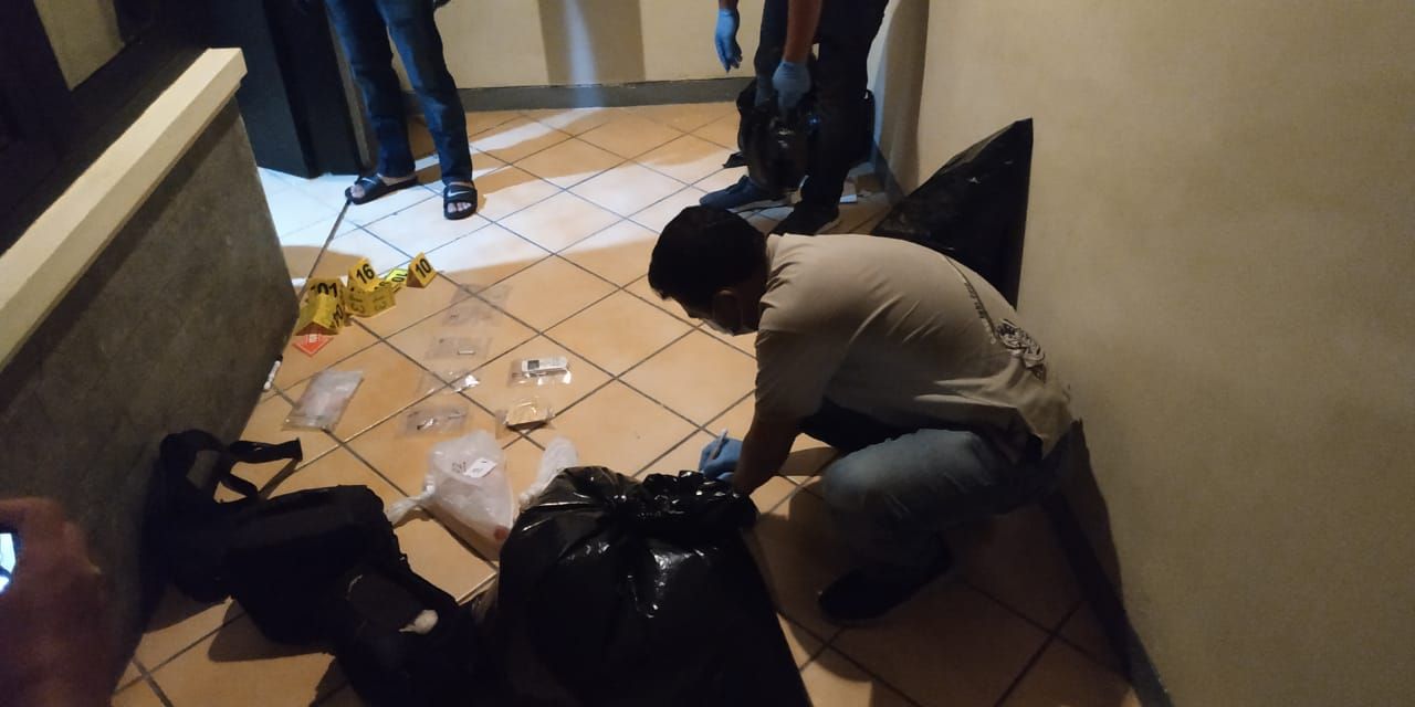 Personel Polres Kediri Kota saat olah TKP dugaan kasus pembunuhan di hotel Kota Kediri.