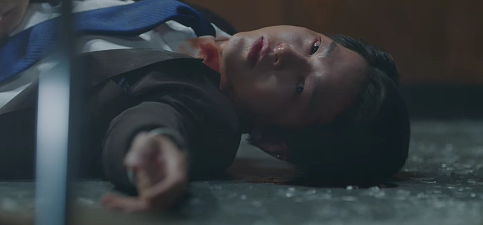 Salah satu adegan drama Korea Vincenzo episode 3. Vincenzo dan Hong Yu Chan mengalami kecelakaan yang disengaja