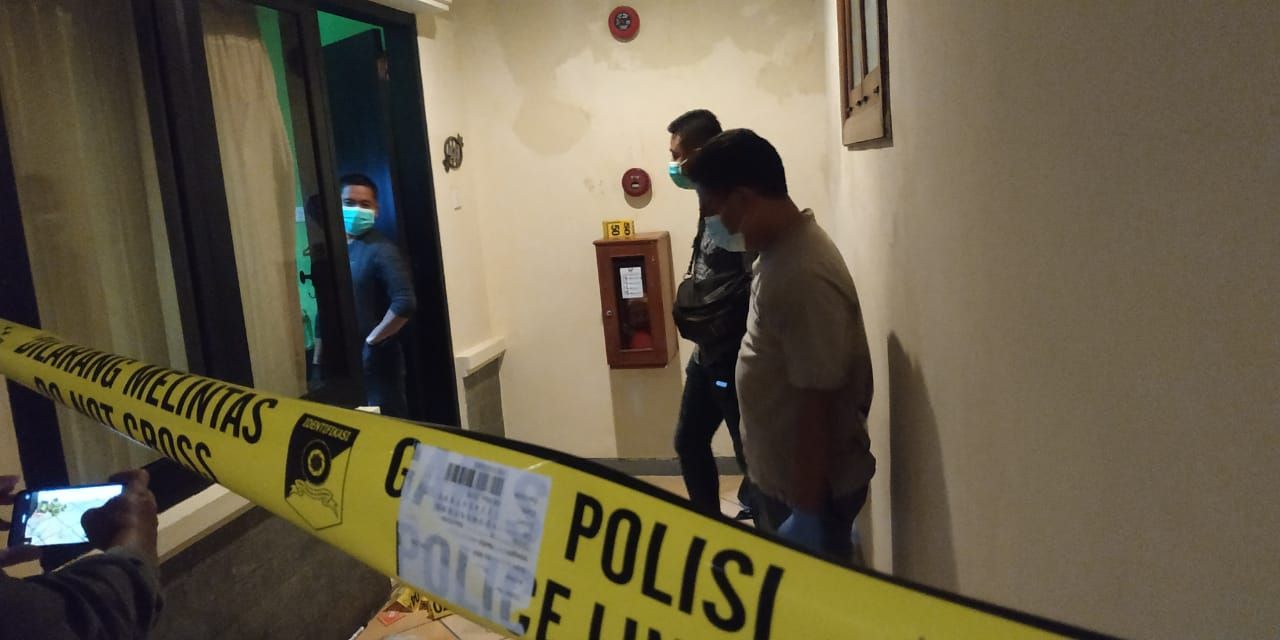 Personel Polres Kediri Kota memasang police line saat olah TKP.