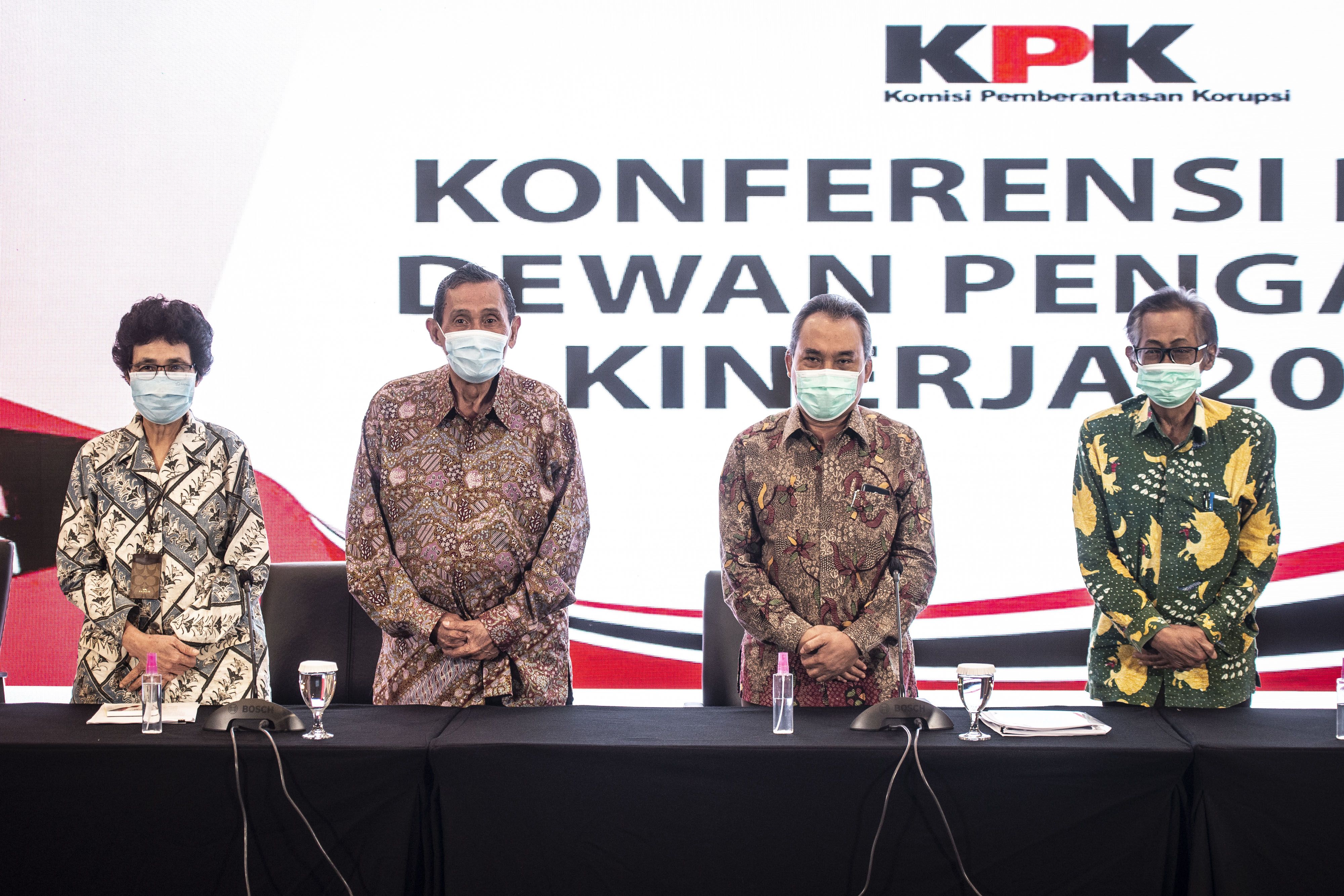 Ketua Dewan Pengawas KPK Tumpak Hatorangan Panggabean (kedua kiri) bersama anggota Dewan Pengawas Syamsuddin Haris (kedua kanan), Artidjo Alkostar (kanan) dan Albertina Ho (kiri) berfoto bersama saat konferensi pers kinerja Dewan Pengawas Komisi Pemberantasan Korupsi (KPK) tahun 2020 di Gedung KPK C1, Jakarta, Kamis (7/1/2021). Dewan Pengawas KPK sepanjang 2020 telah menerima dan menindaklanjuti 247 surat pengaduan masyarakat atas pelaksanaan tugas dan wewenang KPK. ANTARA FOTO/Aprillio Akbar/aw
