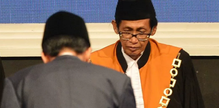 Anggota Dewan Pengawas (Dewas) KPK dan pernah menjadi Ketua Kamar Pidana MA Artidjo Alkostar (kanan) saat rapat pleno laporan tahunan MA di Jakarta Convention Center, Jakarta.