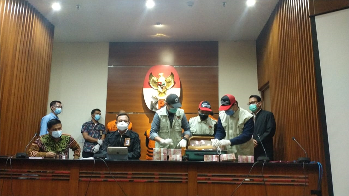 Penyidik beberkan barang bukti atas kasus dugaan gratifikasi Gubernur Sulawesi Selatan Nurdin Abdullah.