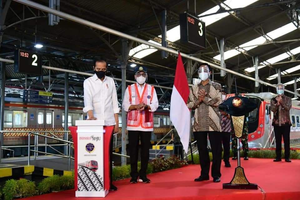 Presiden Jokowi meresmikan KRL Yogyakarta-Solo di Stasiun Tugu Yogyakarta, Senin 1 Maret 2021. 