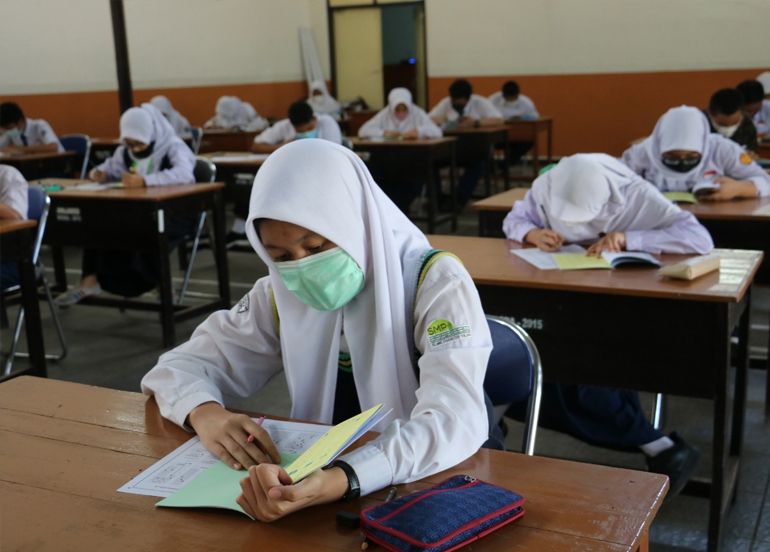 38 siswa kelas IX dari berbagai SMP yang berasal dari panda Lanud Sulaiman, Lanud Husein Sastranegara, Lanud Kalijati, Lanud Wiridinata, dan Lanud Sukani, mengikuti tahap kedua ujian seleksi Penerimaan Peserta Didik Baru (PPDB) SMA Pradita Dirgantara, Senin 1 Maret 2021