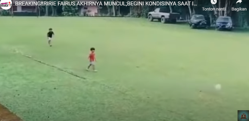Dua anak Ririe Fairus sedang bermain bola, mereka bahagia meski ayahnya berita perselingkuhan ayahnya ramai 