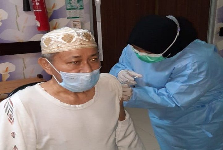 Ilustrasi H Embay Mulya Syarief saat menjalani vaksinasi Covid-19 di RSUD Banten, Selasa, 2 Maret 2021.