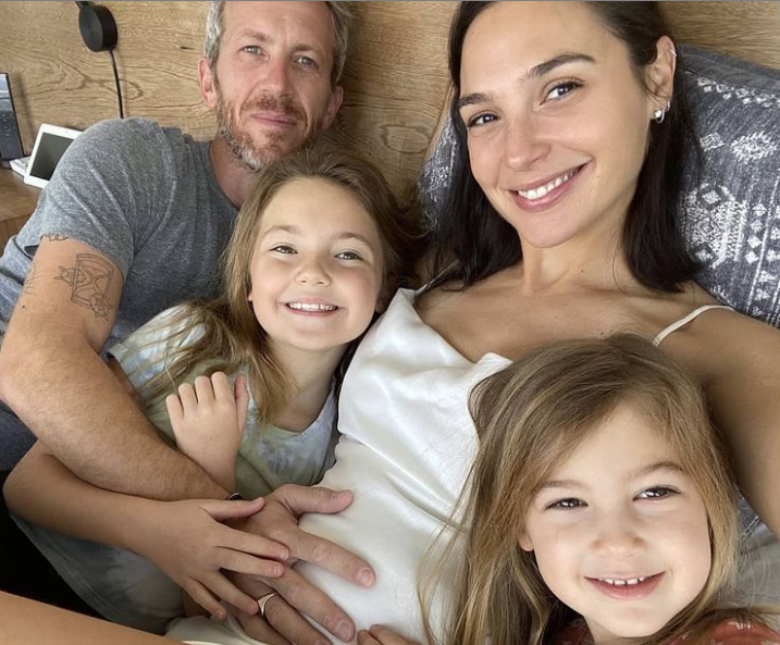 Gal Gadot mengunggah momen kebersamaannya bersama keluarga di instagram