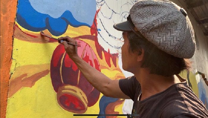 pelukis Pontianak saat membuat mural di kawasan kampung Pecinan