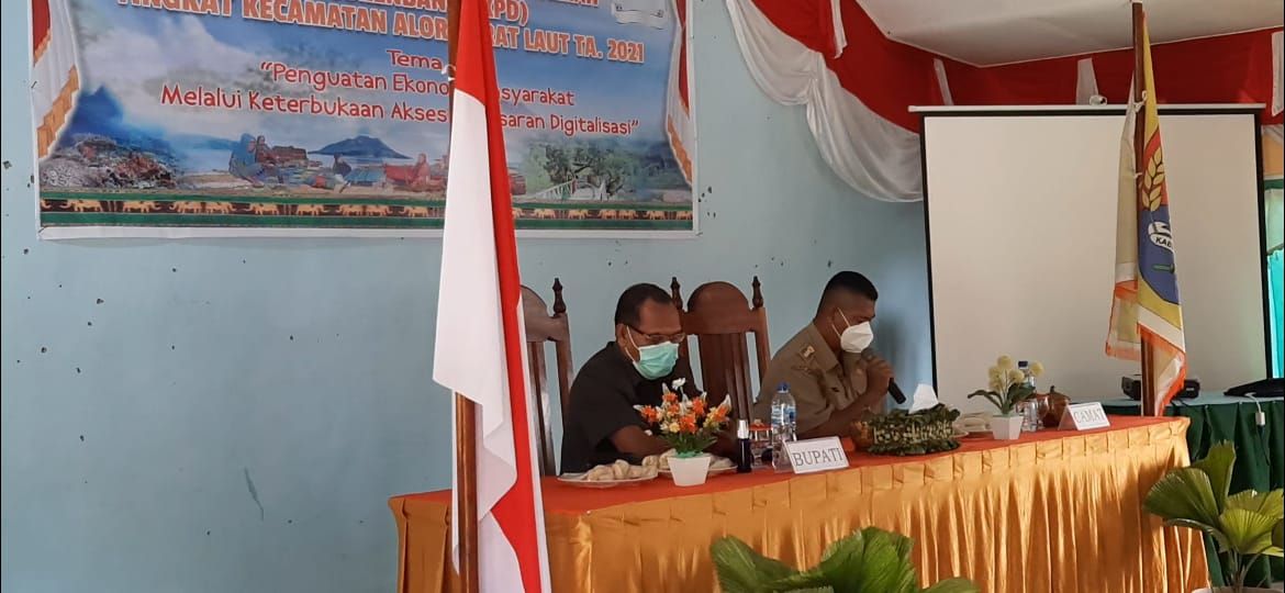 Camat ABAL, Martinus De Porres Djeo mendampingi Bupati Alor, Drs.Amon Djobo ketika membuka mustenbang tingkat kecamatan ABAL