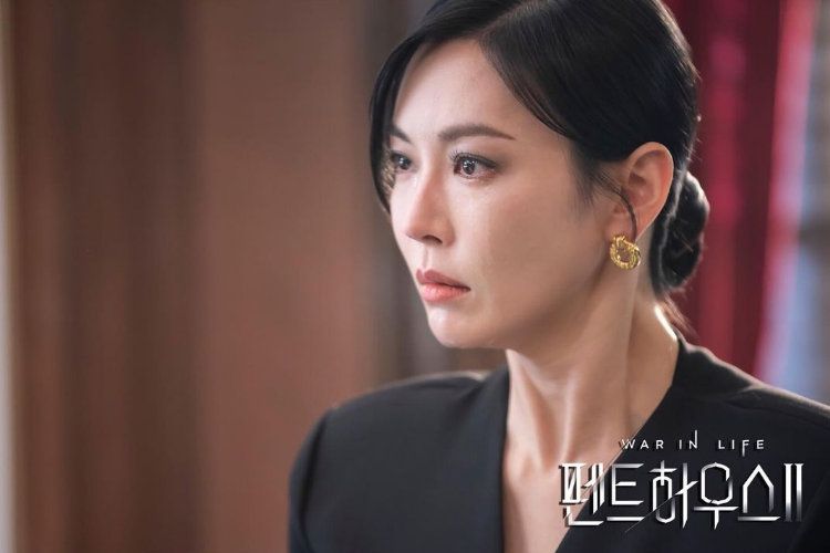 Potongan gambar terbaru, adegan Cheon Seo Jin, Ibu dan adik perempuannya yang tengah terlibat percakapan serius dalam drama The Penthouse 2.