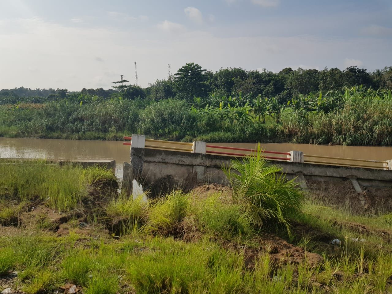 Penahan air Sungai Enim yang terletak di Jalan Lingkar Jembatan Enim 3, Desa Karang Raja, Kecamatan Muara Enim, terlihat roboh, Rabu, 3 Maret 2021.