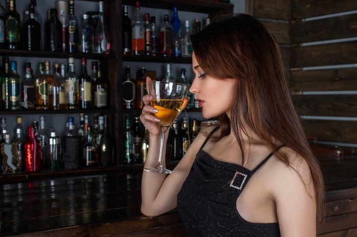 Foto ilustrasi wanita sedang minum meniman beralkohol. (Pixabay/Concord90)