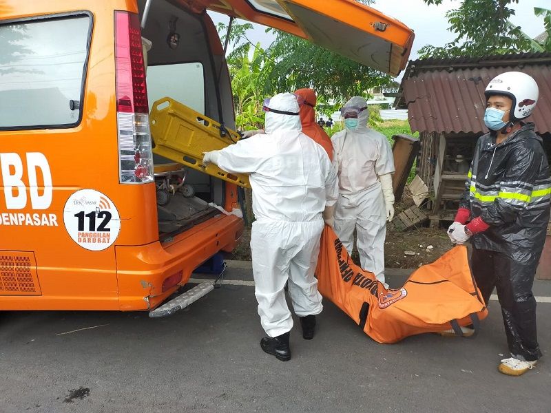 Mayat seorang laki-laki bertato yang ditemukan mengambang di kebun kangkung Jalan Tukad Badung Renon Denpasar Bali, Kamis 4 aret 2021 dibawa ke rumah sakit dengan ambulan.