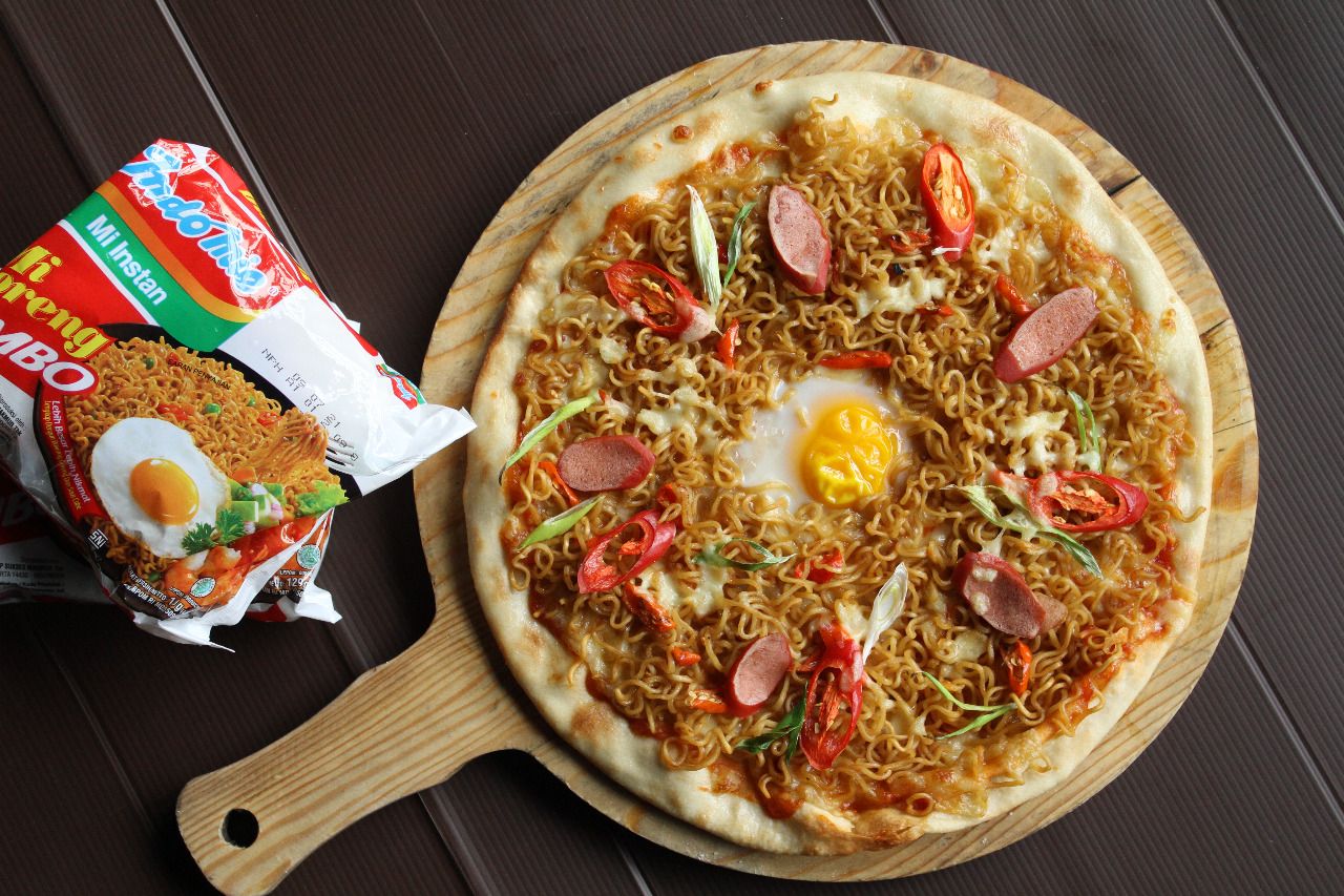 Sensasi PizzaDomie, padukan gurihnya mie goreng dan pizza khas Italia.