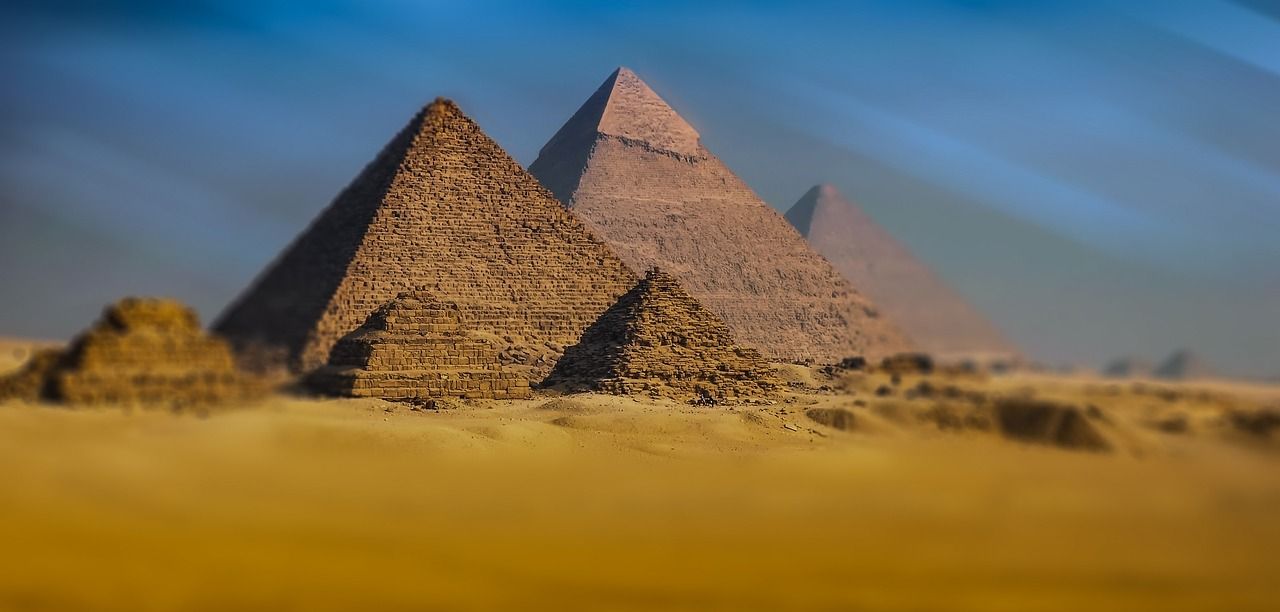 Ilustrasi piramida Giza. Tujuh keajaiban dunia lama