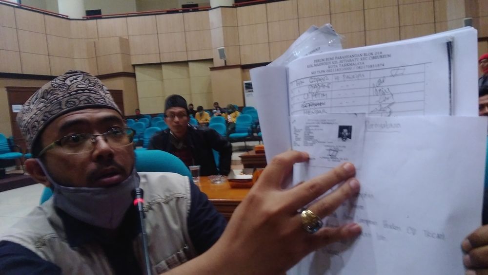 Perwakilan Masyarakat Padakembang saat menunjukkan tanda tangan palsu pada surat izin pendirian tambang di Pasir Ipis Galunggung, Kamis, 4 Maret 2021.