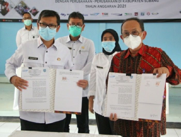 Wakil Bupati Subang Agus Masykur Rosyadi menunjukkan dokumen MoU yang telah ditandatangani pihak perusahaan dan pemda Subang/Foto: Prokompim Setda Subang