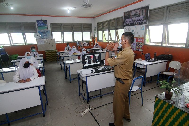 Guru sedang mengajar dalam kegiatan belajar tatap muka di SMPN 1 Pontianak, Kalimantan Barat, Senin 22 Februari 2021