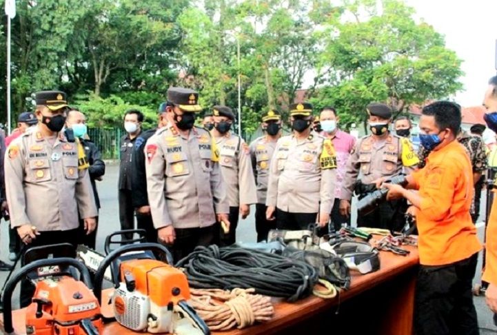 Kapolda Banten, Irjen Pol Rudy Heriyanto saat meninjau kesiapsiagaan personel dan peralatan menghadapi bencana di Kabupaten Lebak, Jumat, 5 Maret 2021.