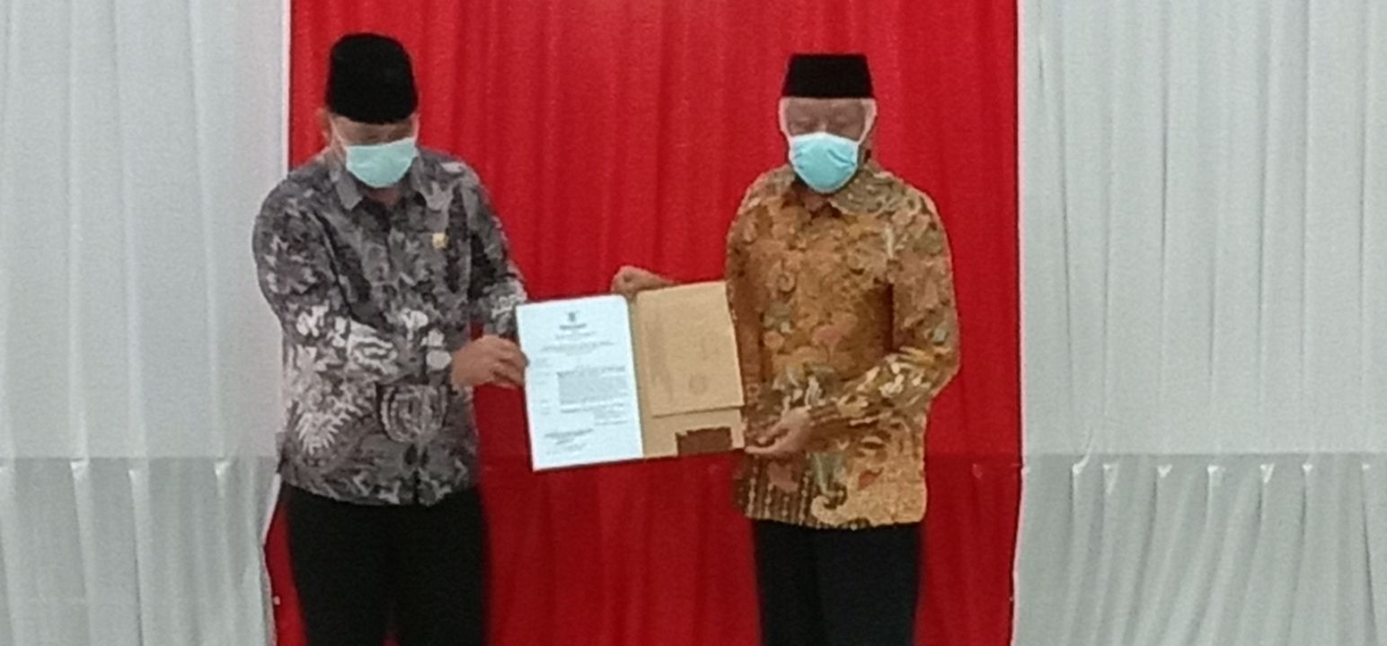 Ketua DPRD Kab Pangandaran Asep Noordin HMM menyerahkan dokumen pemberhentian jabatan Wakil Bupati dari Mendagri kepada H. Adang Hadari.
