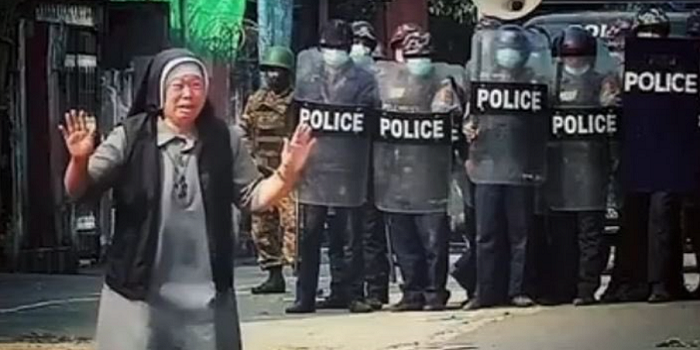 Seorang biarawati menghadang polisi untuk menembaki pengunjuk rasa di Myanmar.*