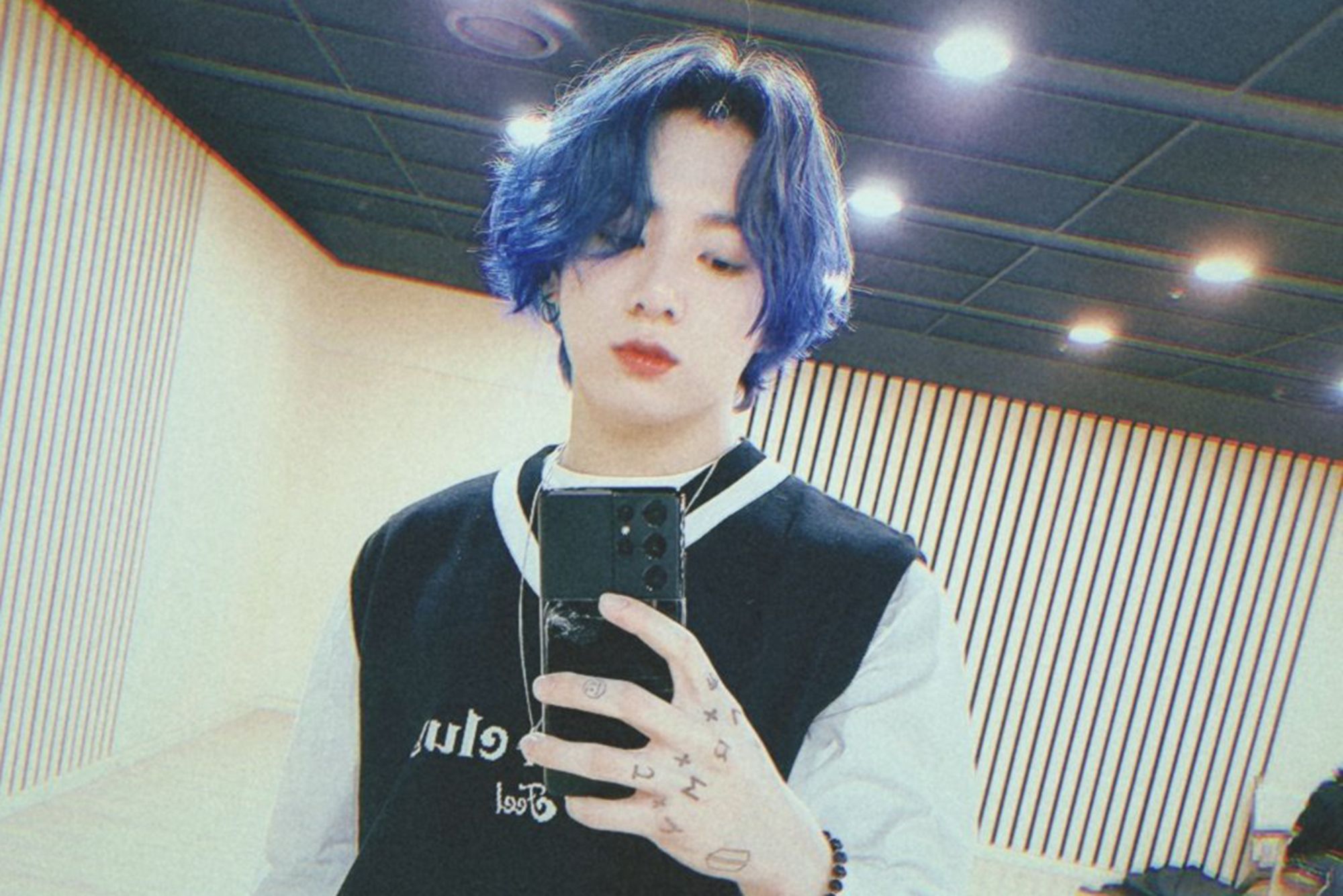 Jungkook dengan rambut birunya.
