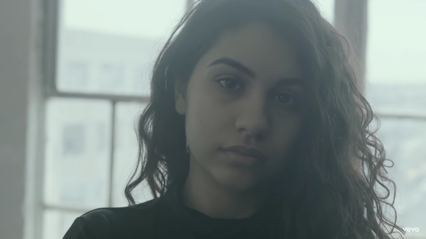 Makna Lirik Lagu Alessia Cara - Scars To Your Beautiful dan Download