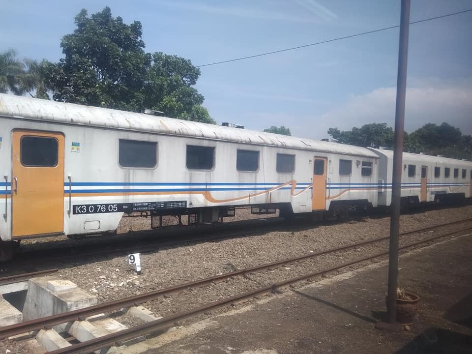 Rangkaian gerbong duduk berhadapan mirip angkotsudah diistirahatkan di Stasiun Cimahi, tahun 2018.