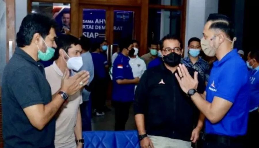 Ketua Umum Partai Aceh Muzakir Manaf (kiri) dan Ketua Umum Partai Demokrat Agus Harimurti Yudhoyono (kanan) saling memberi salam saat keduanya bertemu di kantor pusat dewan pimpinan pusat (DPP) Partai Demokrat di Jakarta, Sabtu, 6 Maret 2021. 