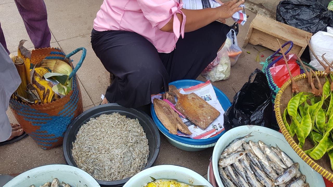Ny. Uti sedang menjajakan Udang Rarong khas Sungai Cimanuk di Pasar Kadipaten Majalengka, Minggu 7 Maret 2021. Urang Rarong selalu diburu pembeli soalnya masih langka