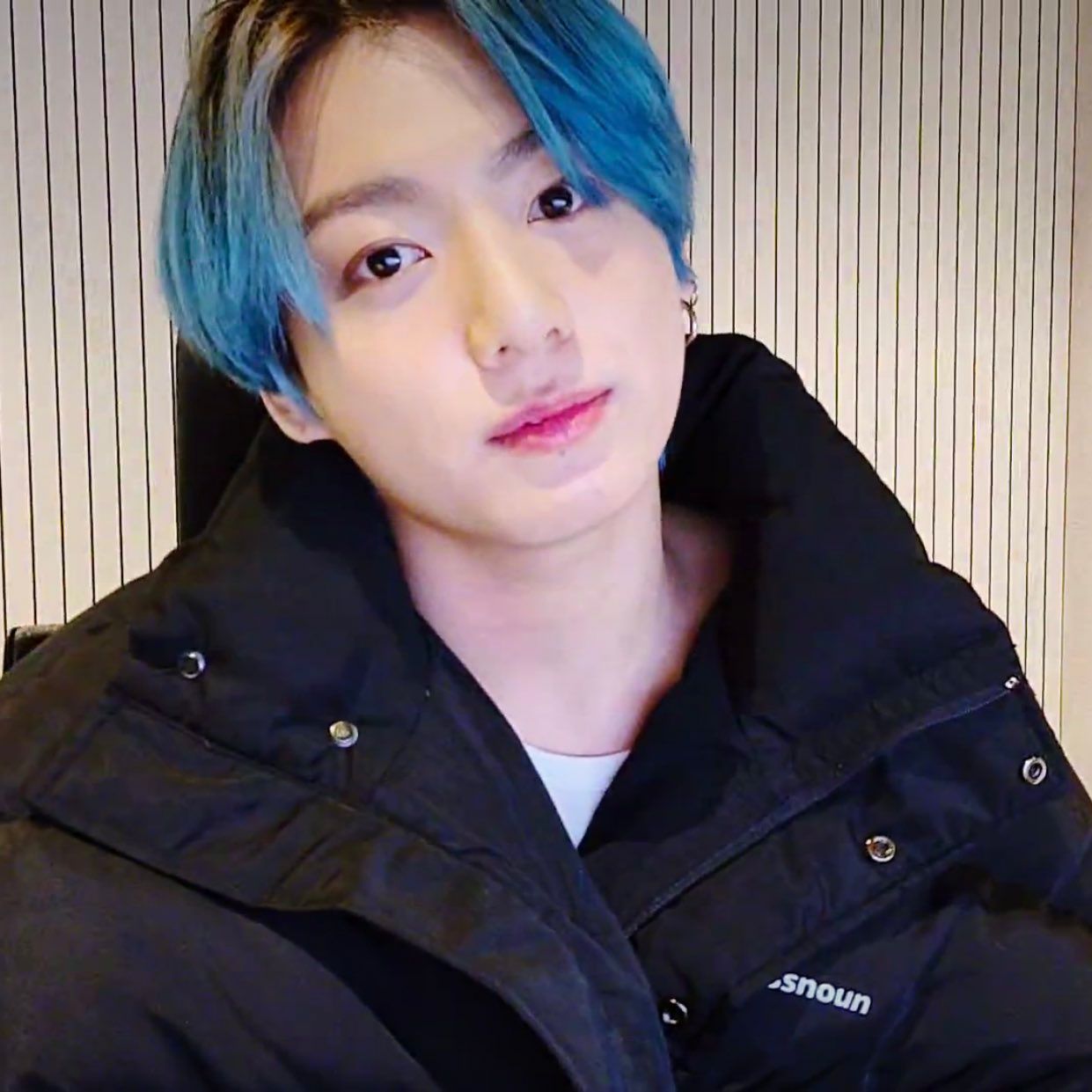 Jungkook dengan rambut warna biru.