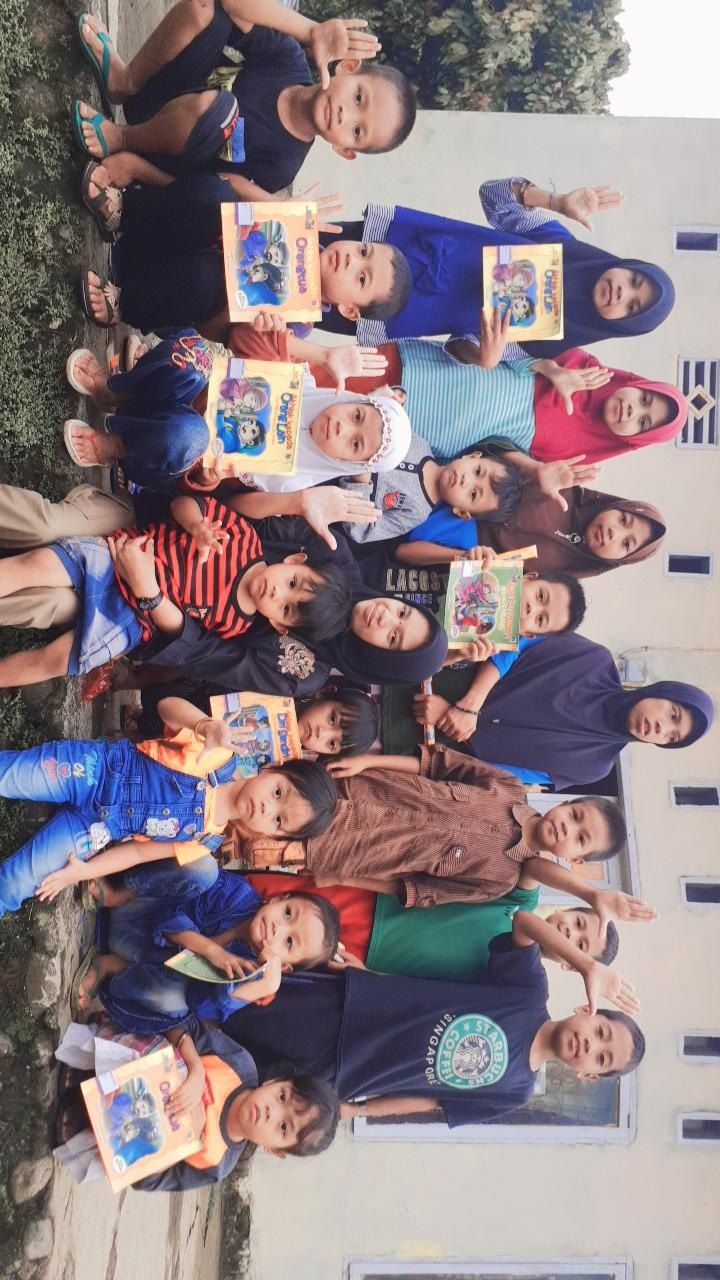 Anak-anak Dusun Barana dan beberapa personel Hamaika Project.