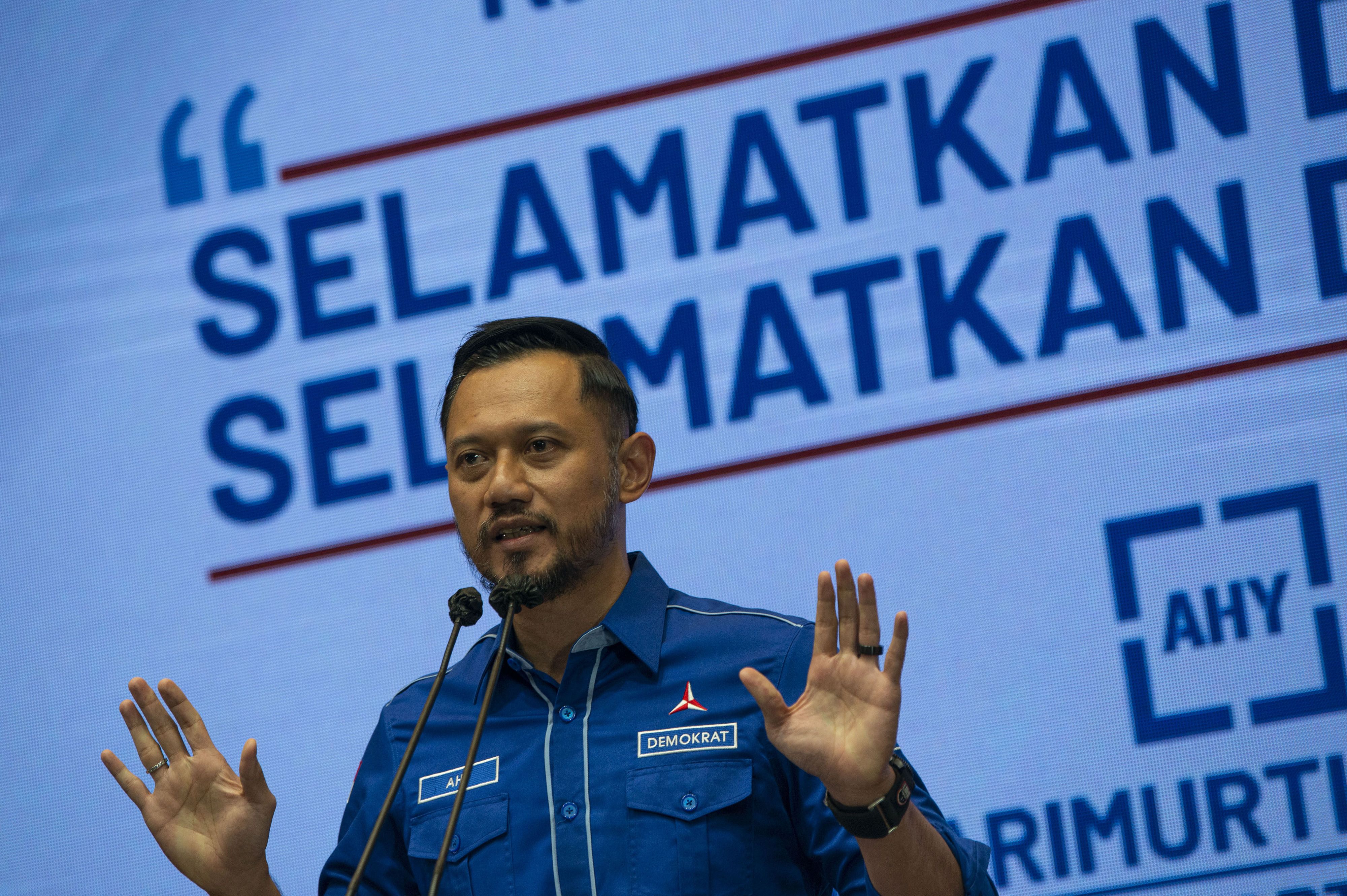 Ketua Umum Partai Demokrat Agus Harimurti Yudhoyono (AHY) menyampaikan keterangan kepada wartawan terkait Kongres Luar Biasa (KLB) Partai Demokrat yang dinilai ilegal di Jakarta, Jumat, 5 Maret 2021.