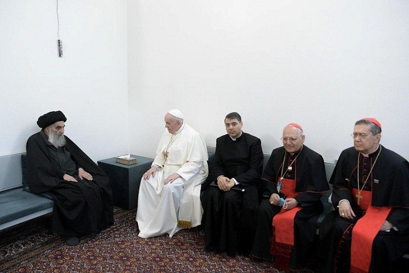 Paus Fransiskus bertemu dengan Ulama Agung Syiah Ayatollah Ali al-Sistani, di Kota Najaf, Irak (5/3/2021).
