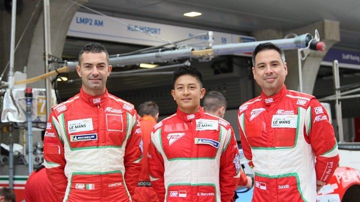 David Tjiptobiatoro bersama rekan satu timnya di T2 Motorsports Rio Haryanto dan Christian Colombo.