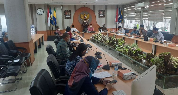 Pansus 11 DPRD Kota Bandung melaksanakan rapat kerja dengan Bakesbangpol, BNN, Bagian Hukum, dan Tim Penyusun Naskah Akademik (NA) Kota Bandung, di Ruang Rapat Bamus DPRD Kota Bandung, Jumat 5 Maret 2021