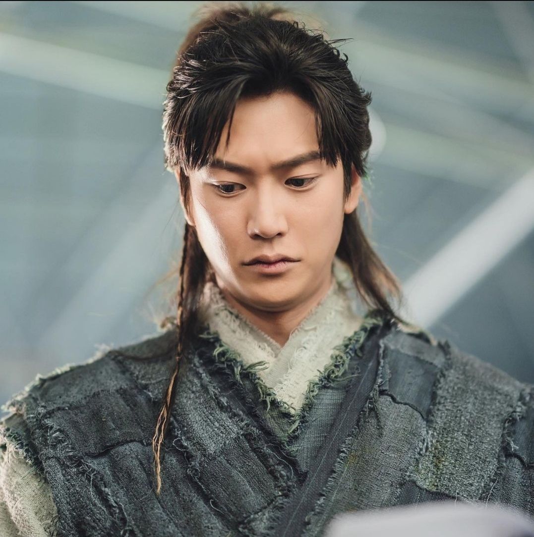 Na In Woo menggantikan Ji Soo sebagai On Dal dalam River Where the Moon Rises.*