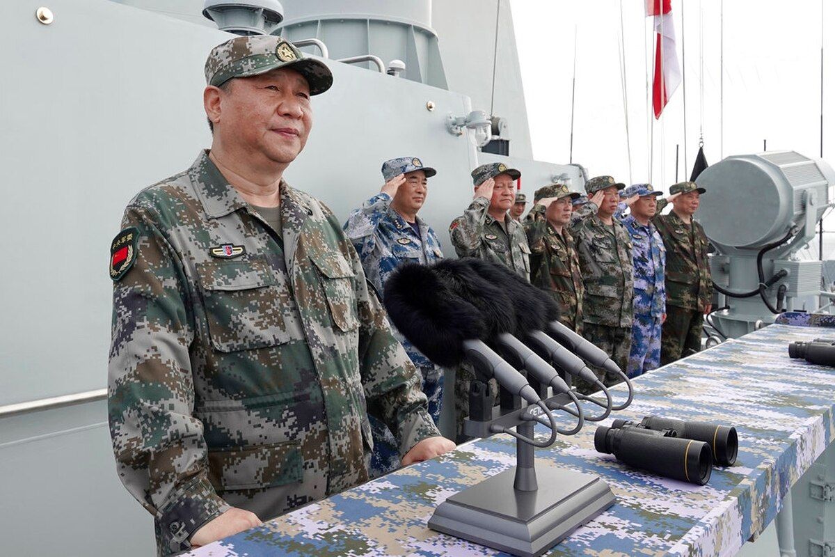 Presiden China Xi Jinping meninjau armada Angkatan Laut Tentara Pembebasan Rakyat China di Laut China Selatan.