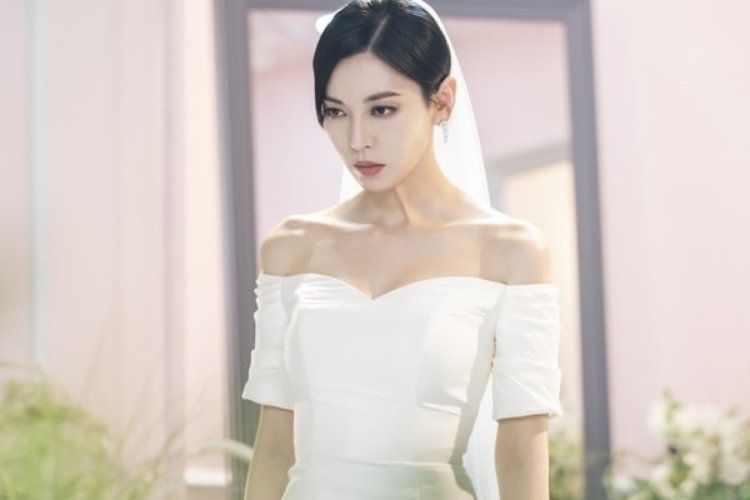 Cheon Seo Jin mengenakan gaun pengantinnya yang dipilih Joo Dan Tae, namun dengan raut muka yang dingin penuh dendam.
