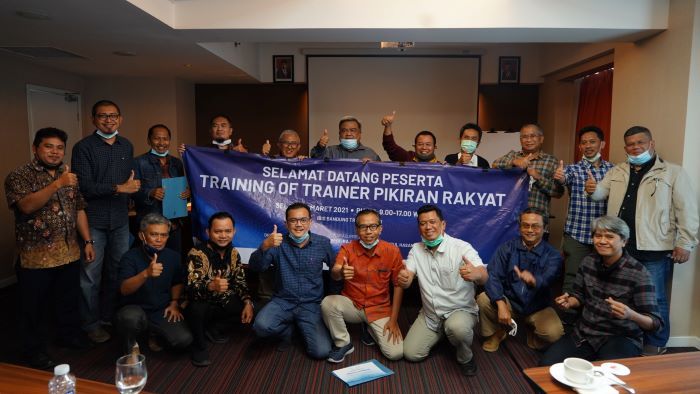 Para peserta Training of Trainer (ToT) difoto bersama dengan Direktur Bisnis PT PRB  Januar P Ruswita dan para penguji usai melakukan kegiatan, di Hotel Ibis Trans Studio Bandung, Selasa 9 Maret 2021