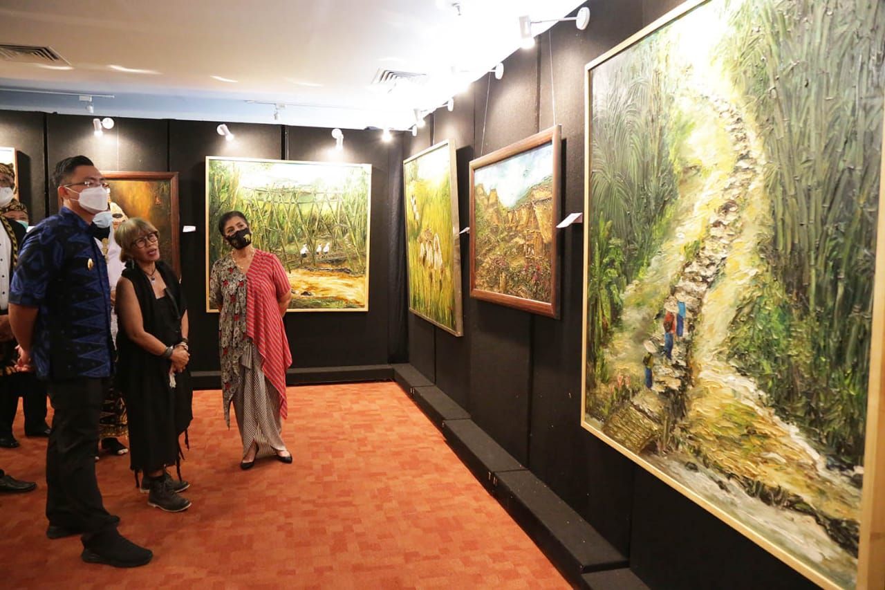 Jenny Mahastuti menunjukkan karya lukisnya tentang Masyarakat Baduy kepada Wagub Banten Andika Hazrumy.
