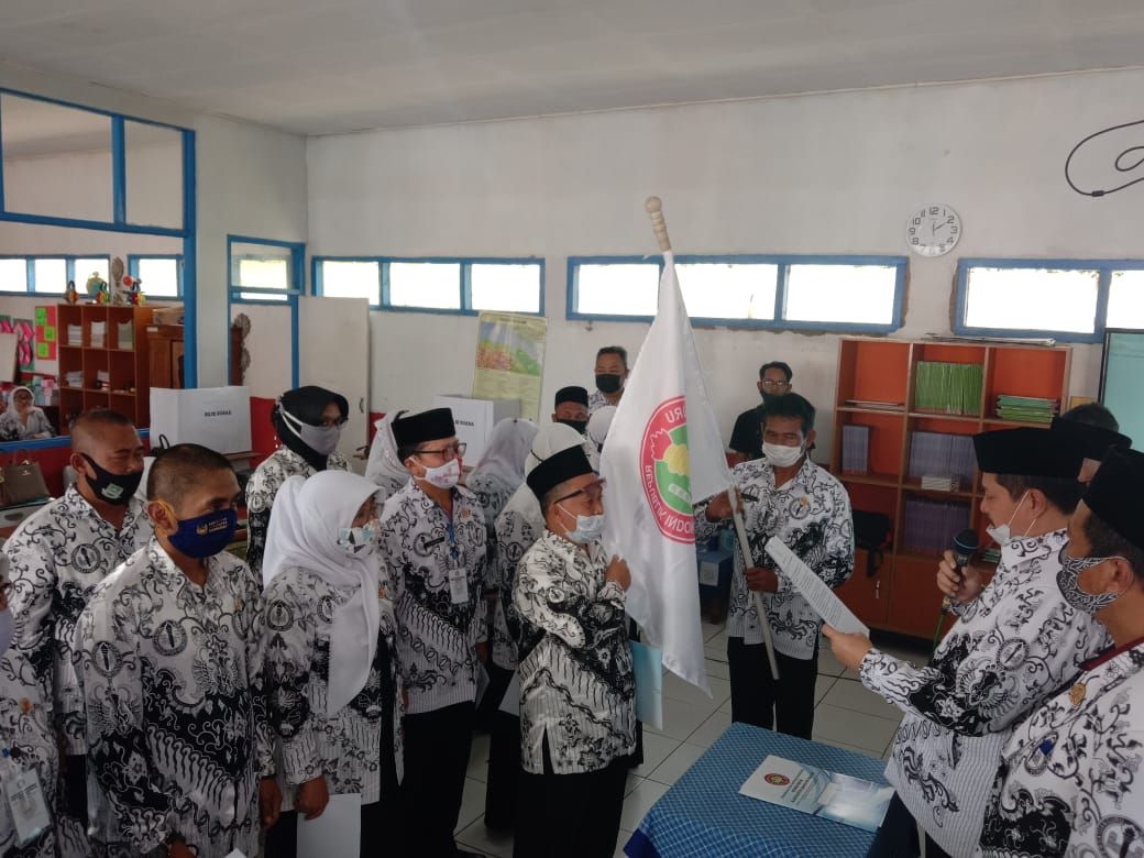 Foto Perwakilan anggota PGRI tiap ranting di Kecamatan Batujajar yang terpilih di kepengurusan baru