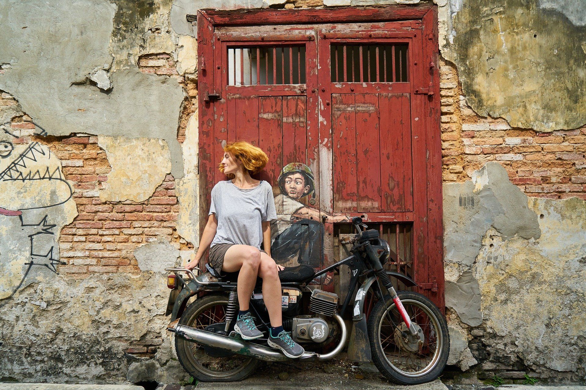 Ilustrasi perempuan sedang naik motor
