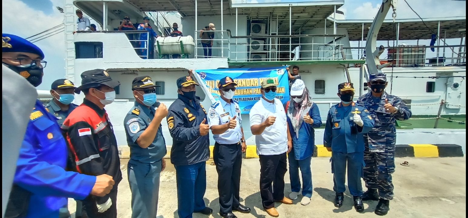 Foto bersama di depan kapal KN Prajapati Distrik Navigasi Cilacap di pelabuhan Pangandaran kelas III, Kamis, 11 Maret 2021.