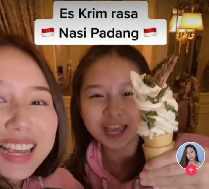 Dua wanita pembuat es krim dari Nasi Padang