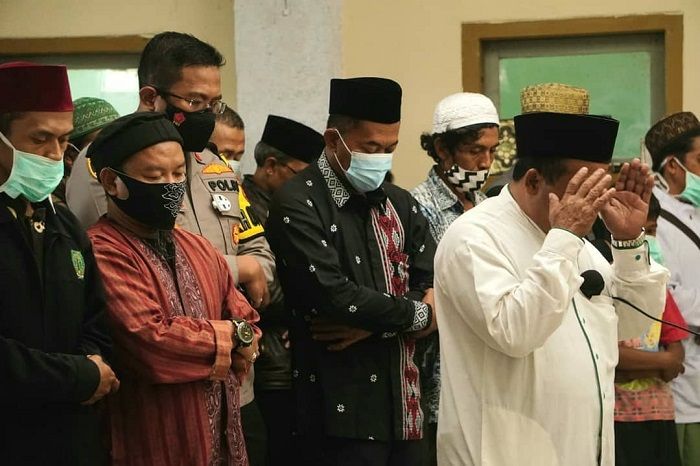 Bupati Subang Ruhimat, atau Kang Jimat, turut menyolatkan korban tewas kecelakaan maut Wado (Foto: Prokompim Setda Subang) 