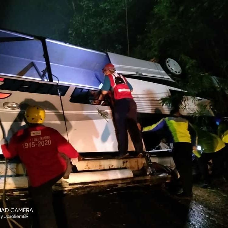 Penmpkan bus kecelakan di Sumedang yang berhasil dievakuasi