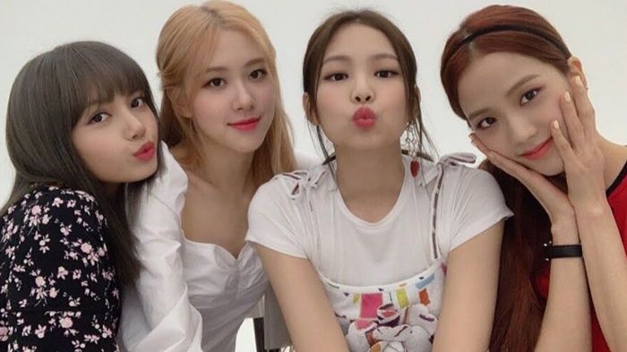 Rose, Lisa, Jennie, dan Jisoo masih solid bersama girlsband-nya Blackpink.*  