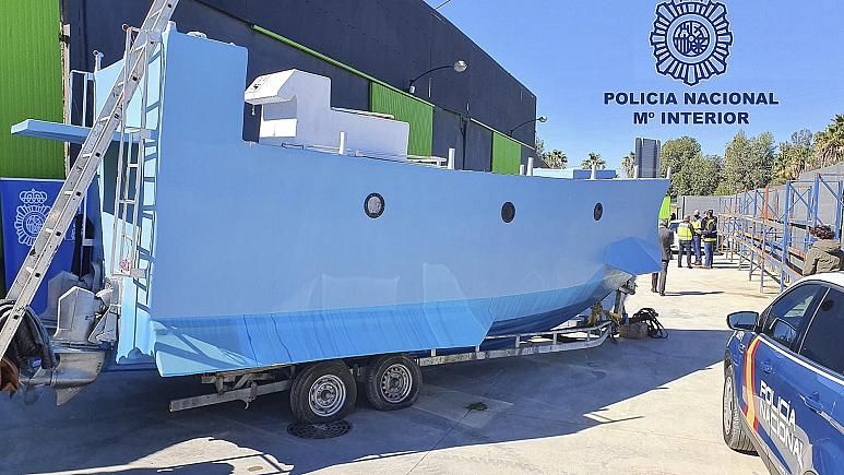 Kapal selam yang digunakan untuk menyimpan dua ton narkoba jenis kokain di Costa del Sol, Malaga, Spanyol.