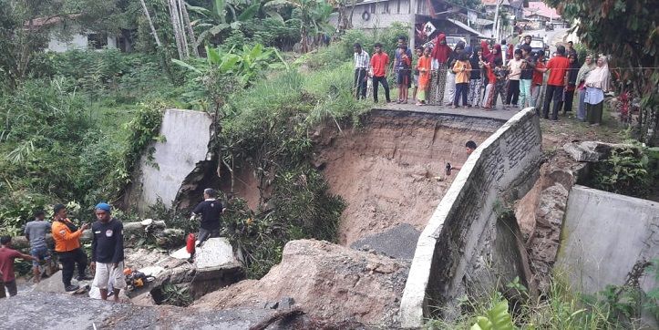 Jjembatan penghubung Simpang Sugiran dan Suayan, Kabupaten Lima Puluh Kota, Sumbar, terputus, setelah diterjang arus sungai.  Alhasil, sebanyak 1.223 jiwa  sempat terisolir.